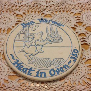 Vintage Farmhouse kitchen, Lyn Ulick bun warmer 1988